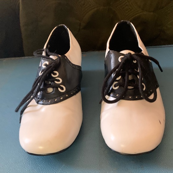 Oxford black and white size 6.5 women’s shoes - Picture 2 of 4